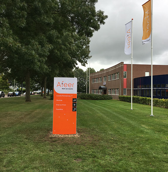 Boer Verzekeringen en Makelaardij kreeg een nieuw fris logo en dankzij het tuinbord in nieuwe huisstijl is het bedrijf gemakkelijk vindbaar