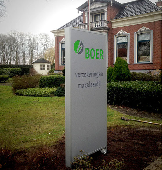 Boer Verzekeringen en Makelaardij kreeg een nieuw fris logo en dankzij het tuinbord in nieuwe huisstijl is het bedrijf gemakkelijk vindbaar