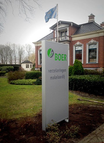 Boer Verzekeringen en Makelaardij kreeg een nieuw fris logo en dankzij het tuinbord in nieuwe huisstijl is het bedrijf gemakkelijk vindbaar