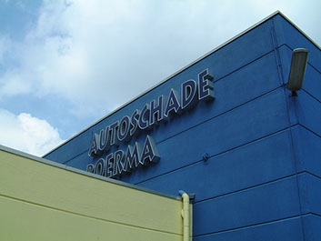 Autoschade Boerma is goed zichtbaar dankzij deze fraai vormgegeven gevelbelettering