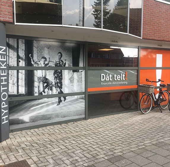 Raambelettering in de huisstijl van Cultuurhuis De Klinker voor theatercafe Koperen Kees