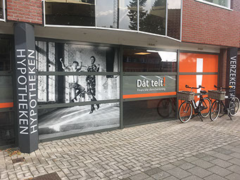 Raambelettering in de huisstijl van Cultuurhuis De Klinker voor theatercafe Koperen Kees