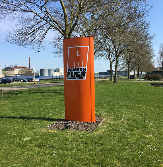 Boer Verzekeringen en Makelaardij kreeg een nieuw fris logo en dankzij het tuinbord in nieuwe huisstijl is het bedrijf gemakkelijk vindbaar
