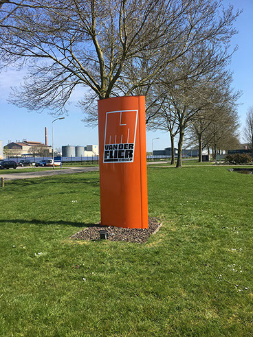 Boer Verzekeringen en Makelaardij kreeg een nieuw fris logo en dankzij het tuinbord in nieuwe huisstijl is het bedrijf gemakkelijk vindbaar