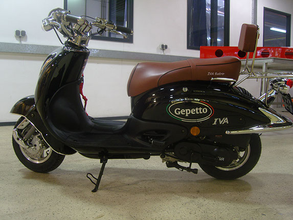 Belettering IVA Retro scooter voor Pizzeria Gepetto Medewerkers van Gepetto bezorgen pizza's in italiaanse stijl dankzij een treffend ontwerp van CQ Reclame