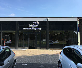 Autoschade Boerma is goed zichtbaar dankzij deze fraai vormgegeven gevelbelettering