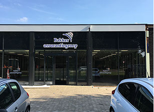 Autoschade Boerma is goed zichtbaar dankzij deze fraai vormgegeven gevelbelettering