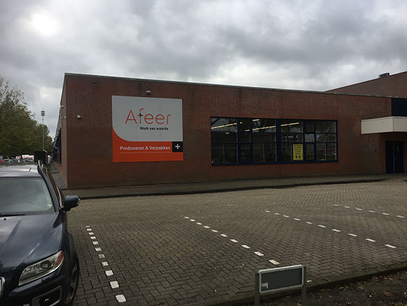 De vrolijke raambekleding voor Lubbers, Winschoten, is een boost voor de straat
