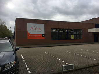 De vrolijke raambekleding voor Lubbers, Winschoten, is een boost voor de straat