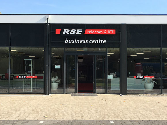 Autoschade Boerma is goed zichtbaar dankzij deze fraai vormgegeven gevelbelettering