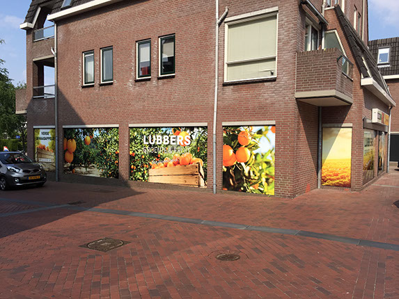 De vrolijke raambekleding voor Lubbers, Winschoten, is een boost voor de straat